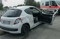В Киеве на Троещине Peugeot слетел з дороги и зацепил столб, водитель госпитализирован
