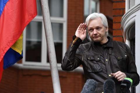 Засновник WikiLeaks покинув посольство Еквадору - його заарештовано