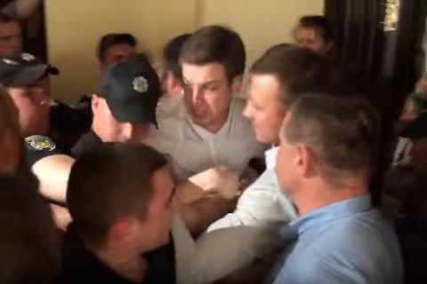 В кулуарах Киевсовета активисты подрались с охраной 