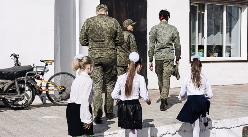 Школярі навчалися поруч з російськими військовими.