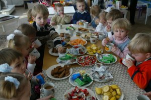 В Донецкой области детей «витаминизируют» яблоками