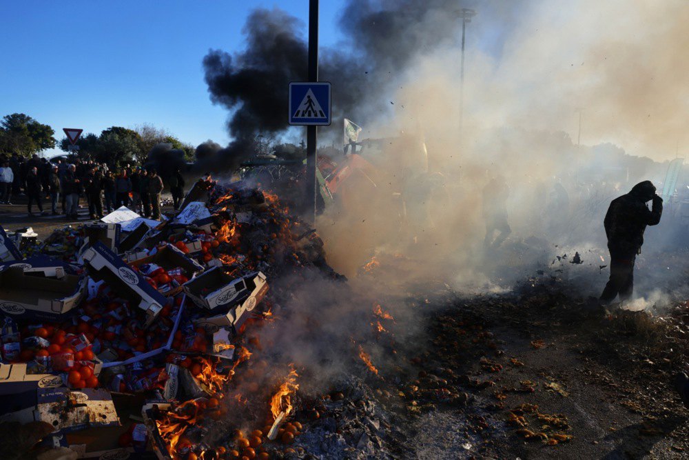 Французькі фермери спалюють іспанські фрукти й блокують шосе в Німі, на півдні Франції, 25 січня 2024 р.