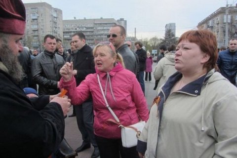 Россия депортировала жительницу Днепра, напавшую с молотком на бойца АТО в оперном театре