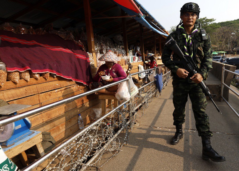 Тайський солдат патрулює на кордоні з М’янмою у районі міста Мае Сот