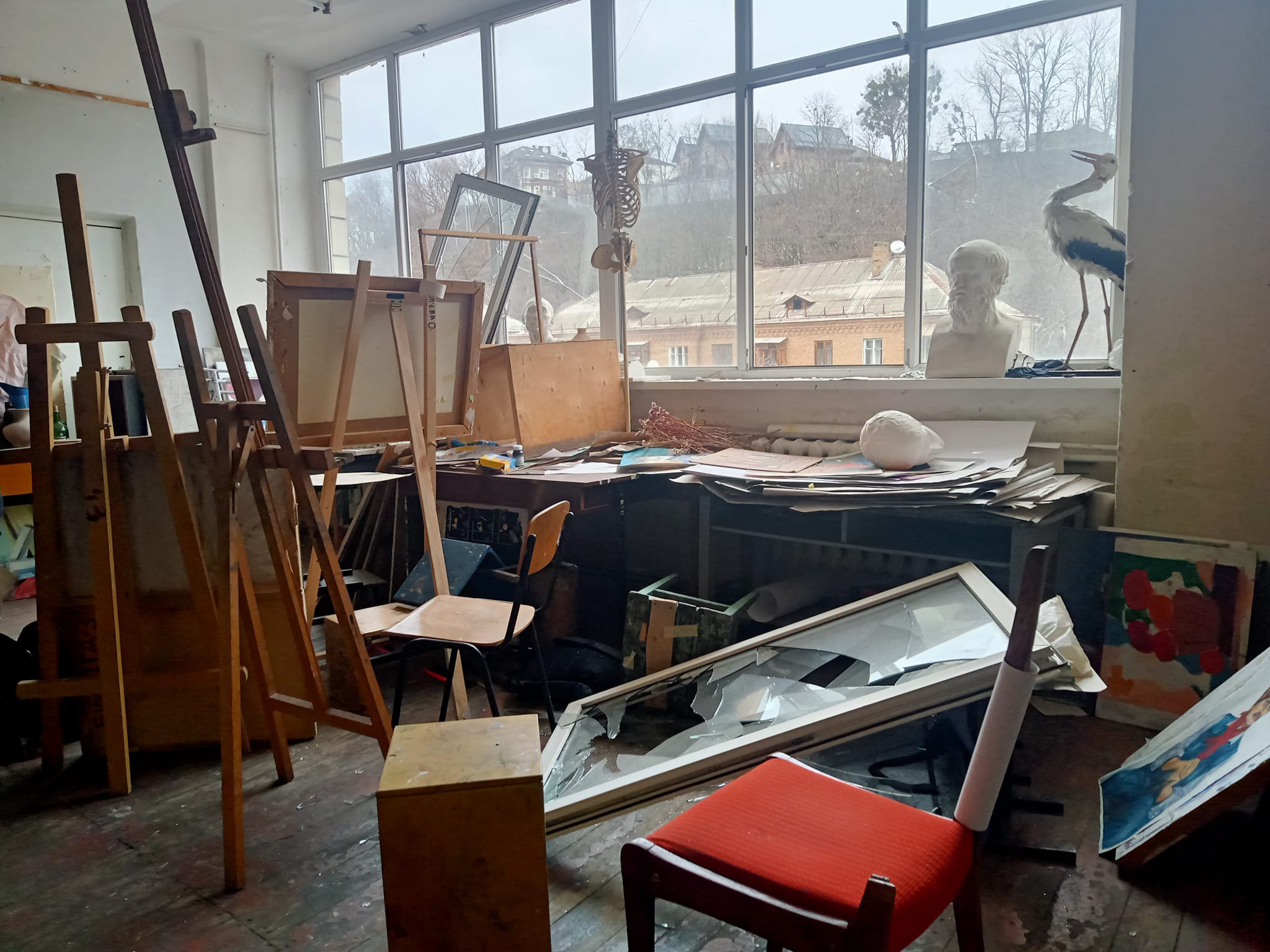  Пошкоджена після обстрілу майстерня Академії декоративно-прикладного мистецтва і дизайну ім Бойчука, де проводилося заняття з живопису. 