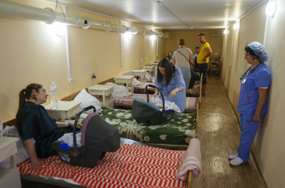 Матері з новонародженими й персонал лікарні в укритті під час повітряної тривоги в Одесі, 22 серпня 2022 року.