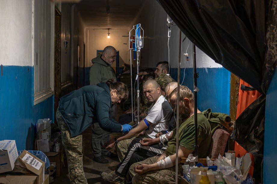  Надання медичної допомоги військовослужбовцям у польовому шпиталі.