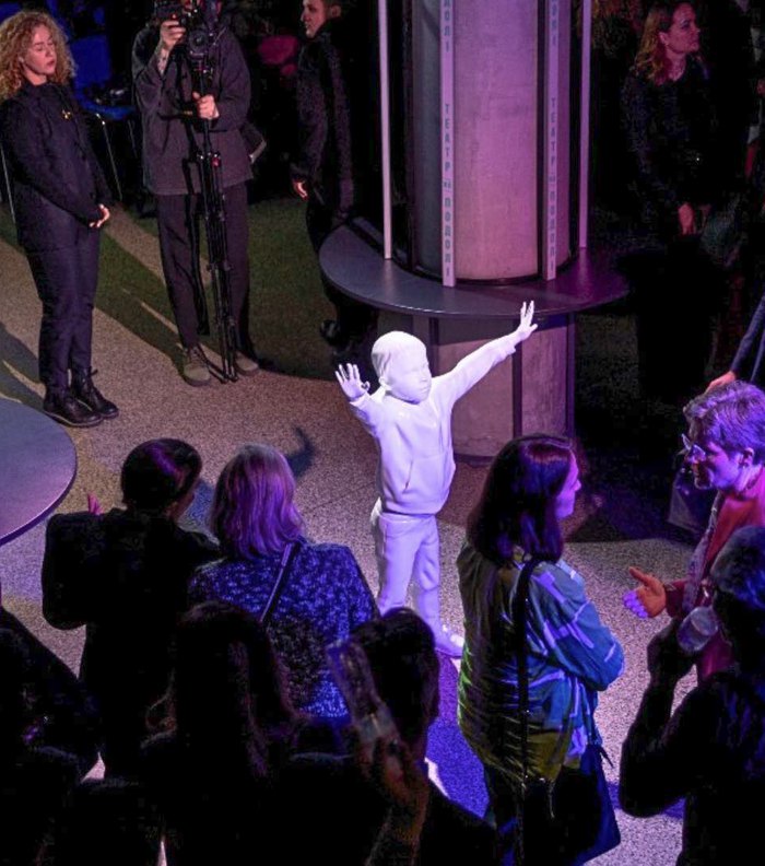 Вистава в Театрі на Подолі присвячена другій річниці видання Міжнародним кримінальним судом ордерів на арешт Путіна та
Львової-Бєлової за примусову депортацію українських дітей. 