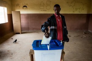 Правящая партия набирает конституционное большинство в Зимбабве