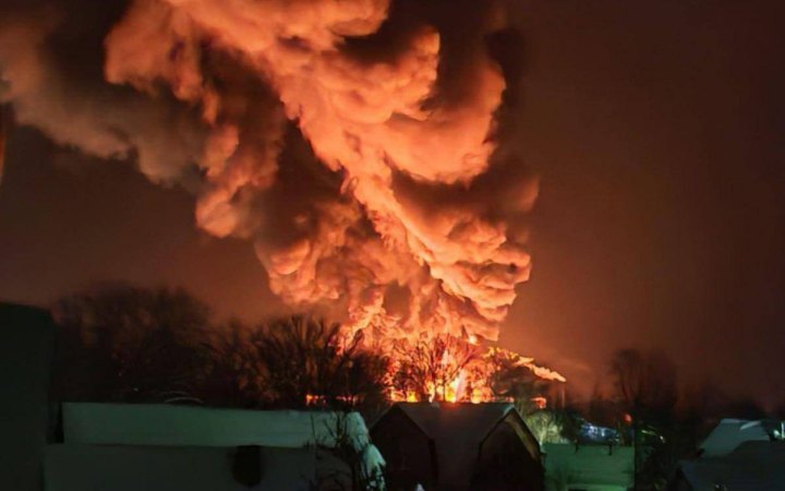 Джерела: Безпілотники СБУ успішно вразили нафтобазу «Великолукська» у Псковській області