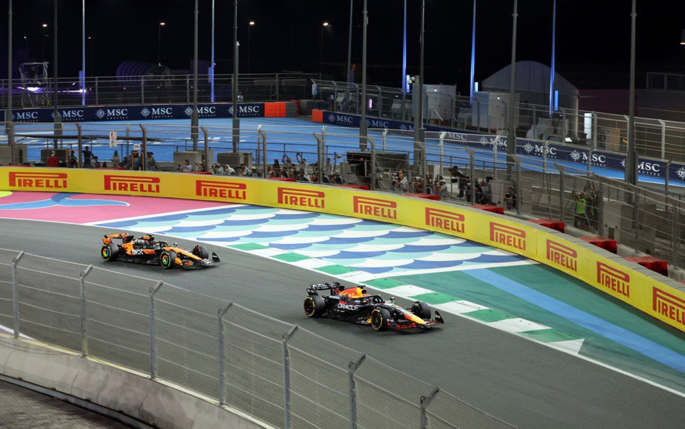 Оскар Піастрі і Макс Ферстаппен під час перегонів