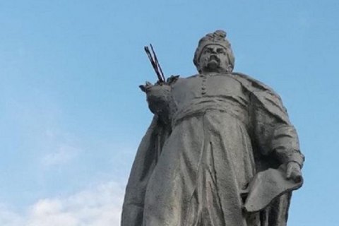 У памятника Богдану Хмельницкому в Кривом Роге отпала правая рука