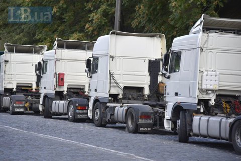 Троє львівських митників "заробили" на розмитненні вантажівок 2 млн грн