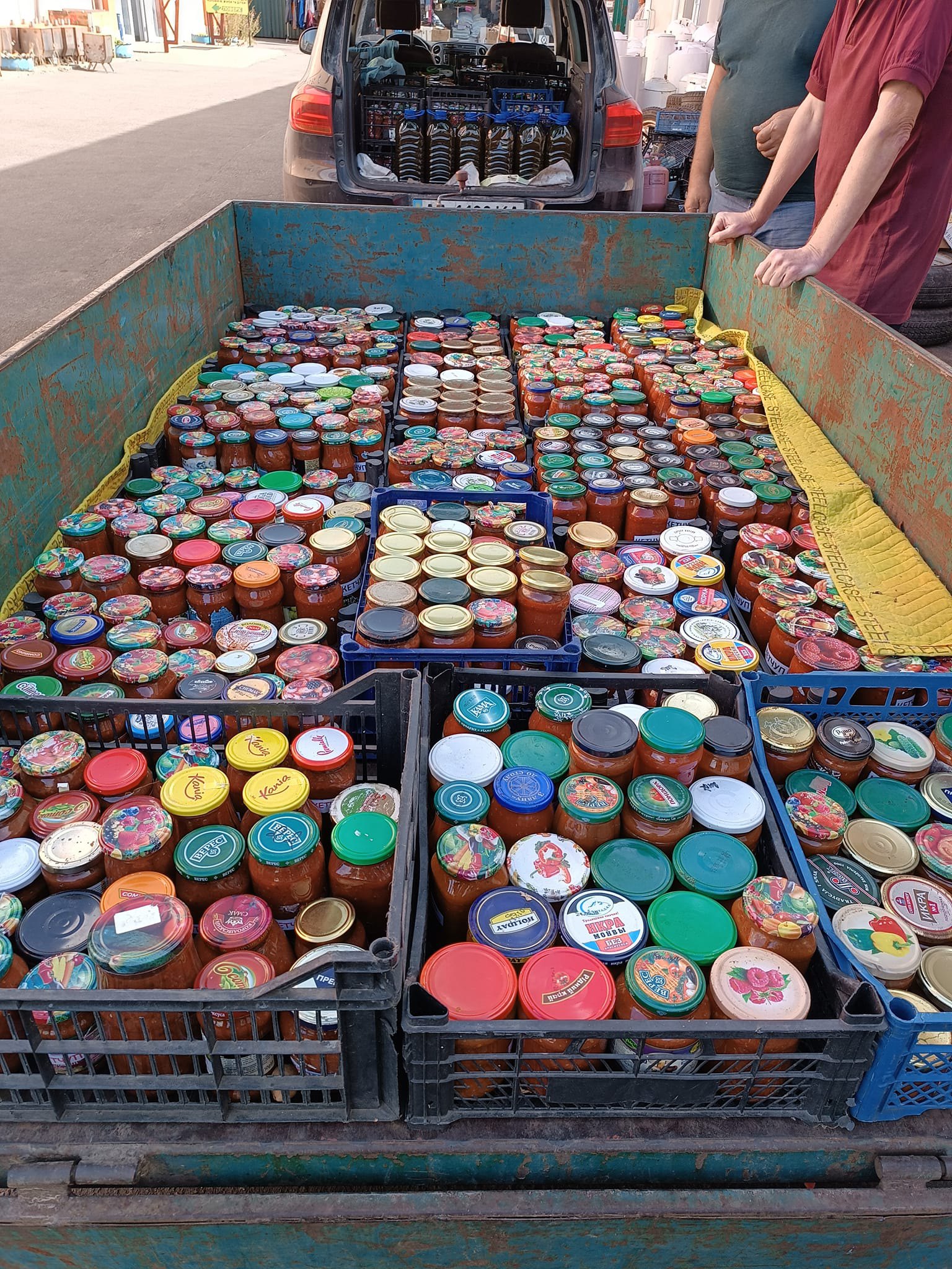 Волонтери привозять продукцію до штабу руху &quot;Борщ для ЗСУ&quot;