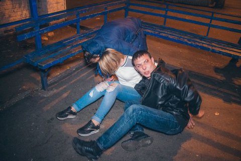 У Києві п'яна компанія пограбувала потерпілий у ДТП автомобіль і влаштувала бійку з поліцією