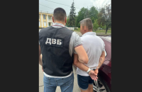 У Києві затримали працівника відділу з питань благоустрою за підозрою у систематичних поборах з торговців стихійного ринку