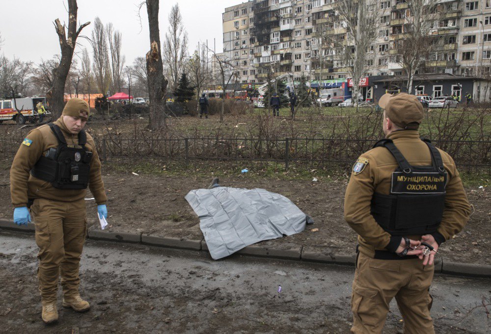 Поліцейські біля тіла загиблого внаслідок російського удару по житловому будинку в Києві, 29 листопада 2025 р