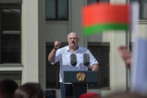 Власти Беларуси в письменном виде заставляют учреждения вывешивать на зданиях красно-зеленые флаги