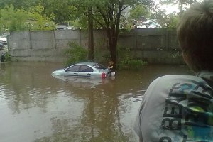 На Сумщині дощем змило 10 автомобілів