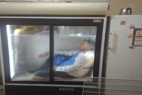 В Баку посетителя супермаркета заперли в холодильнике из-за подозрения в краже