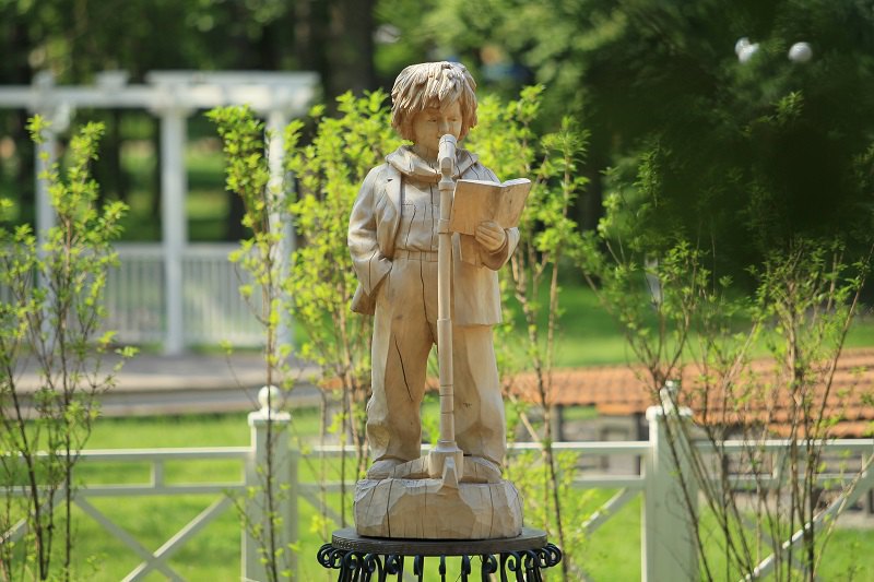 Дерев'яна скульптура Читачу в Парку письменників в Ірпені