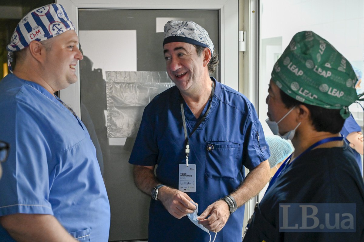 Хорхе Корона ( у центрі) спілкується з колегами перед операцією Сергія