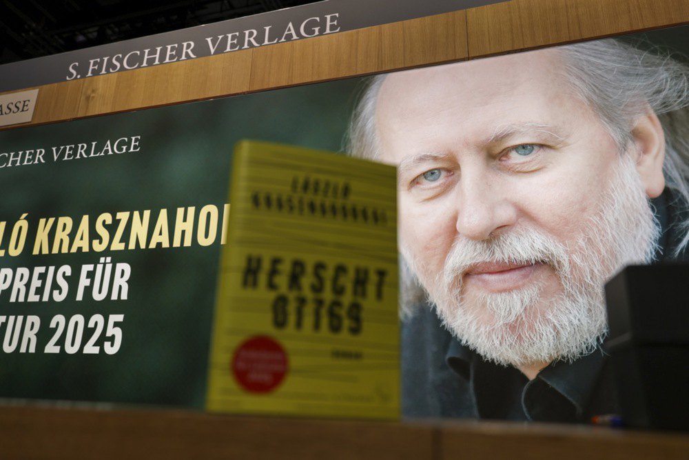 Стенд угорського письменника Ласло Краснагоркаї на Франкфуртському міжнародному книжковому ярмарку 2025 року, 15 жовтня 2025
року.