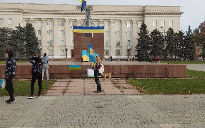 У Херсоні люди вийшли в центр міста з українськими прапорами