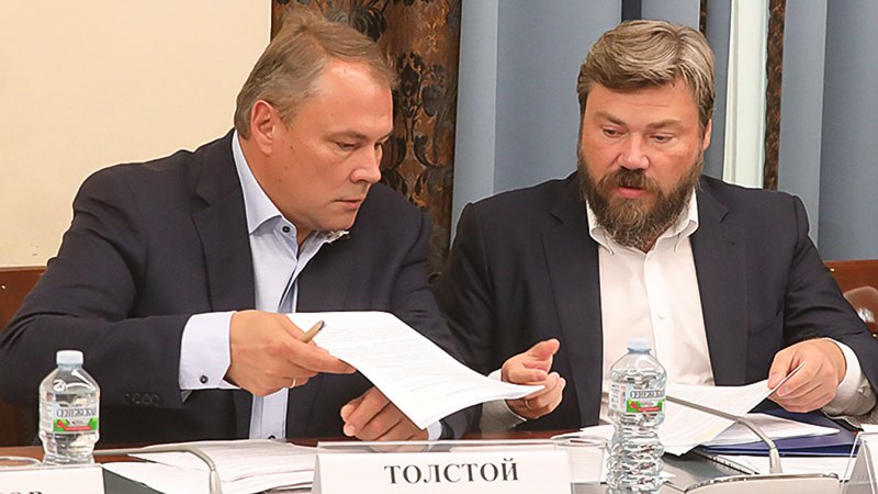 Пётр Толстой и Константин Малофеев на круглом столе в Общественной палате. 
