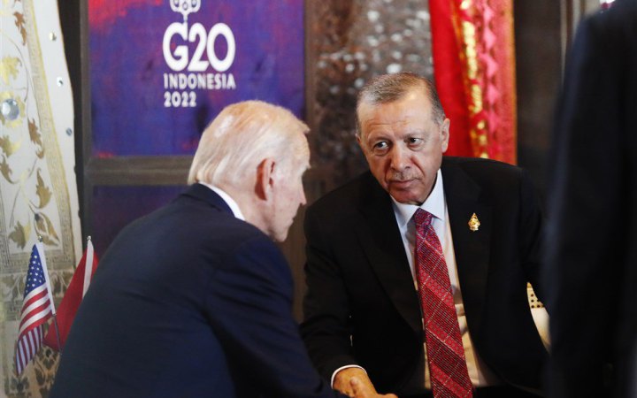 Байден і Ердоган на полях G20 підтримали продовження зернової ініціативи в Україні