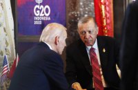 Байден і Ердоган на полях G20 підтримали продовження зернової ініціативи в Україні