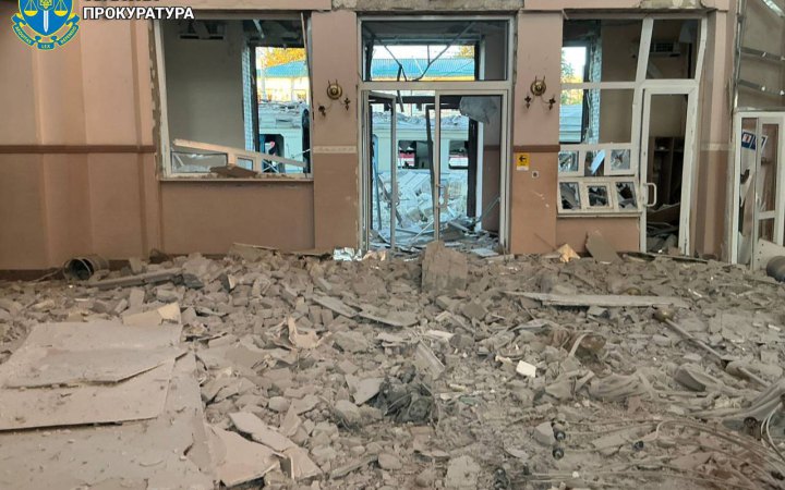 Головне за вівторок, 5 серпня: наслідки удару по Лозовій, понад 110 боєзіткнень, розмова Зеленського з Трампом 