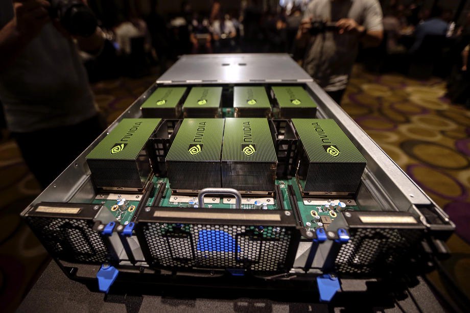  Система Nvidia DGX-1 - перший у світі суперкомп'ютер, спеціально розроблений для задач глибокого вивчення і нейронних мереж, на
комп'ютерній виставці в Тайбеї, 30 травня 2016 р.