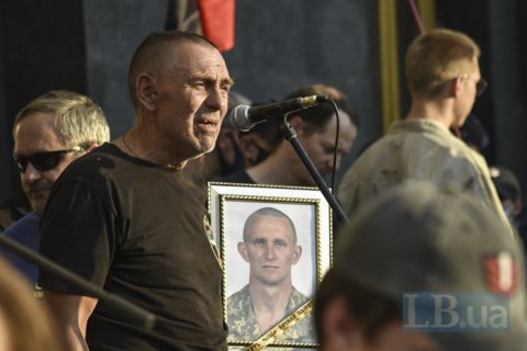 ​На Дніпропетровщині відкрили меморіальну дошку загиблому на Донбасі морпіху Ярославу Журавлю