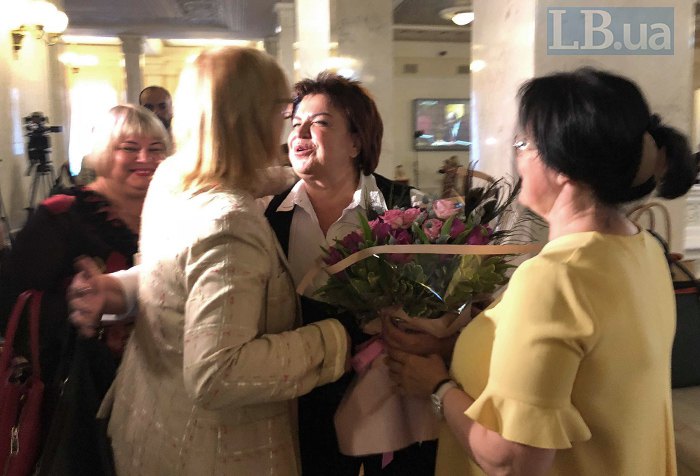Омбудсмен Людмила Денісова дарує квіти Ірині Єфремовій (праворуч)
