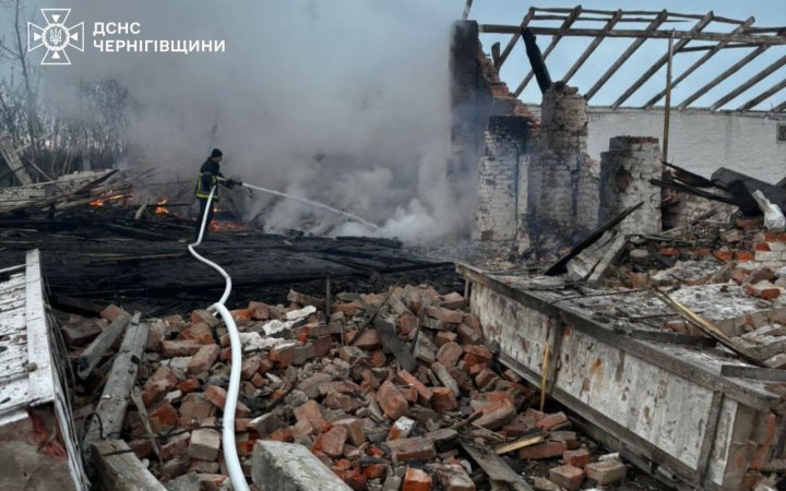 Російські дрони атакували ферми на Чернігівщині, горіли склади із зерном