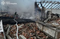 Російські дрони атакували ферми на Чернігівщині, горіли склади із зерном