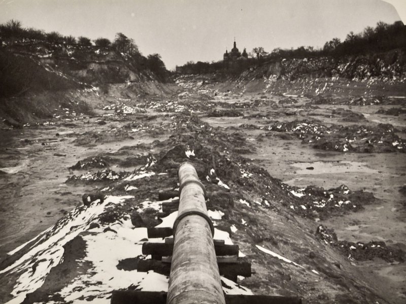 Труба, що намивала відроги Бабиного Яру, та місце її прориву. На обрії – Кирилівська церква.