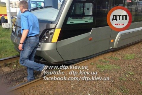 В Киеве сошел с рельс вагон скоростного трамвая