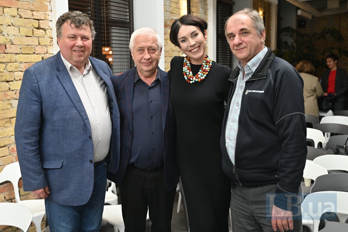 Зліва-направо: ректор КНУ ім Шевченка Володимир Бугров, директор Інституту журналістики КНУ ім. Шевченка Юрій Бондар,
шеф-редакторка LB.ua Cоня Кошкіна і Вʼячеслав Рябічев, кафедра соціальних комунікацій Інституту журналістики