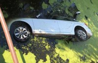 В Черкасской области автомобиль упал с дамбы в воду, погибли два человека