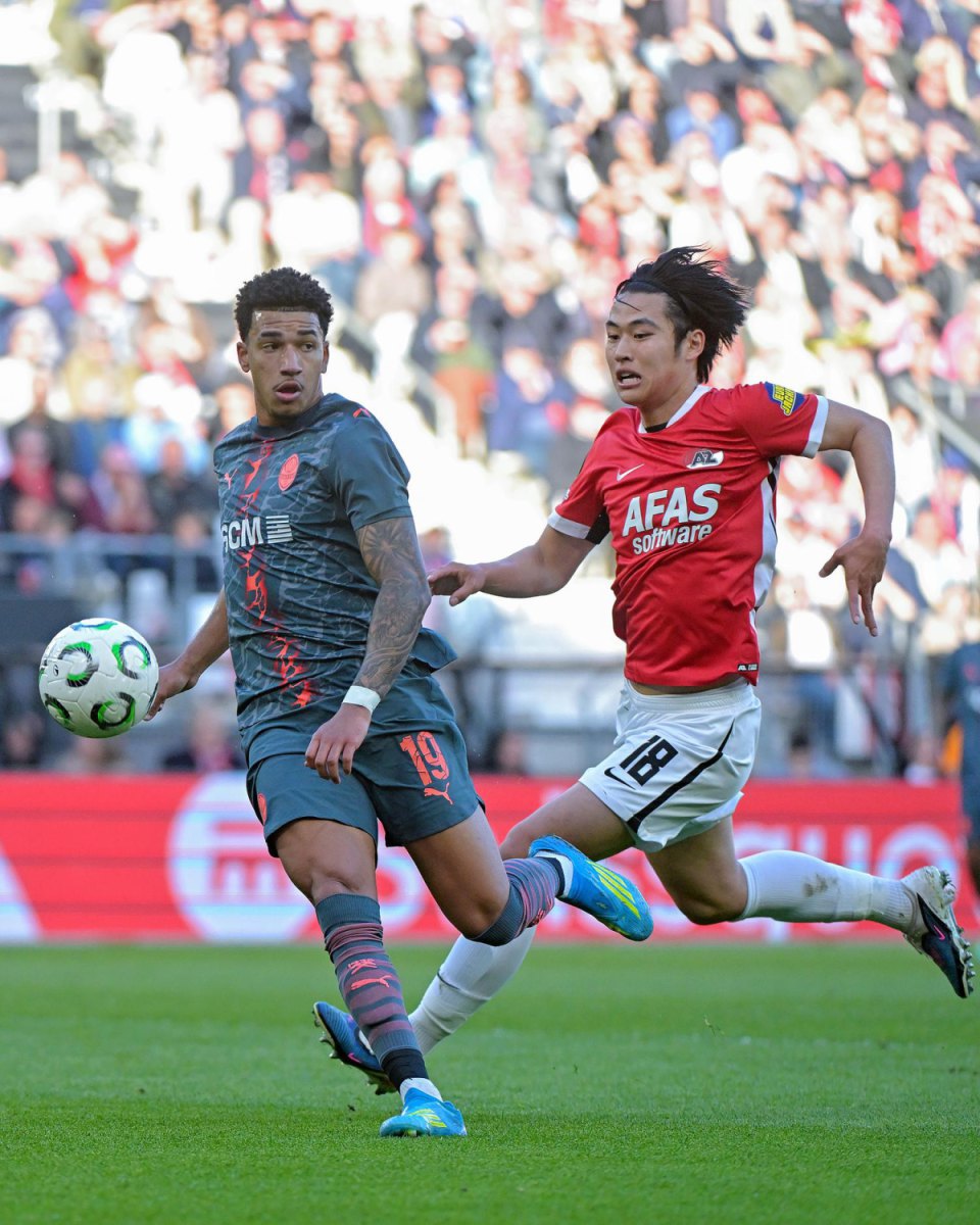 Кауан Еліас втікає від переслідувача