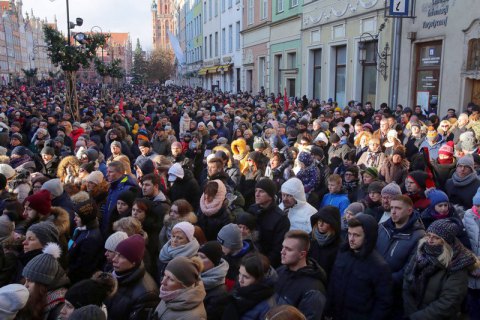 В Гданьске десятки тысяч людей вышли попрощаться с погибшим мэром