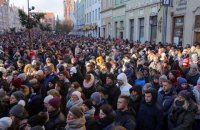 В Гданьске десятки тысяч людей вышли попрощаться с погибшим мэром