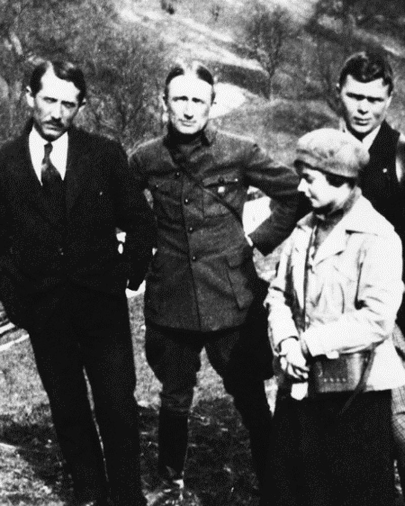 Зліва направо: Євген Коновалець, Андрій Мельник, член ОУН Іван Хоменко та Соломія Охримович (мати композитора Мирослава Скорика). Околиці Відня, 1921 рік.