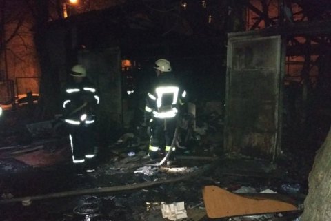 В Киеве во время пожара в нежилой постройке погибли два человека