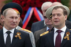 Путин определит, он или Медведев будут кандидатами в Президенты РФ от власти, - Немцов