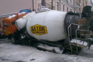 В Киеве застройщики пытались переехать людей бетономешалкой