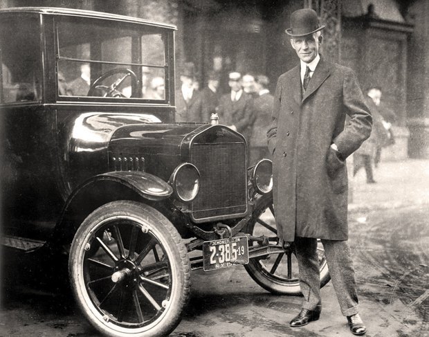 Генрі Форд біля авто Model T (1921)