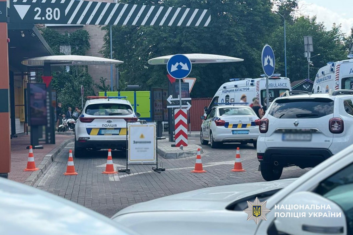 Правоохоронці та медики на місці події